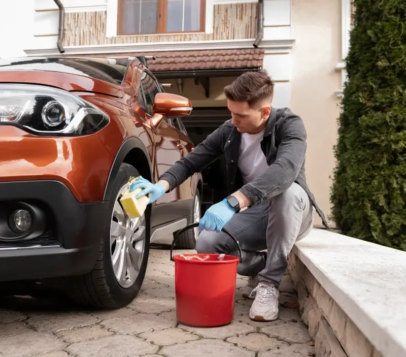 Lavage auto à domicile Baverans : professionnel intervenant sur un véhicule